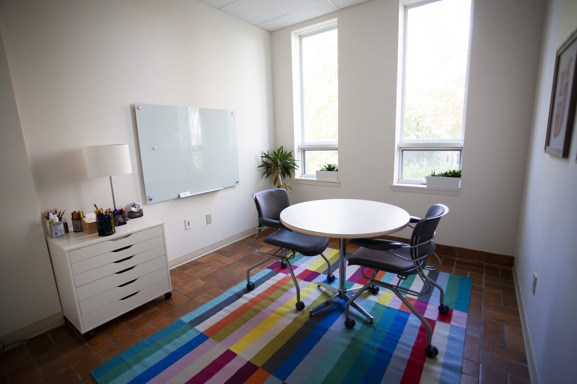 One-on-one tutoring room at Novaread with whiteboard and round table