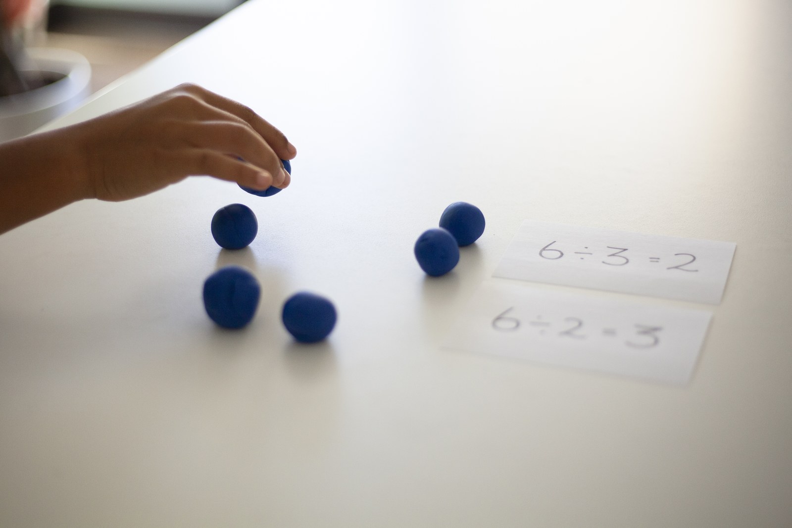 Counting beads and flashcards used during a Novaread assessment