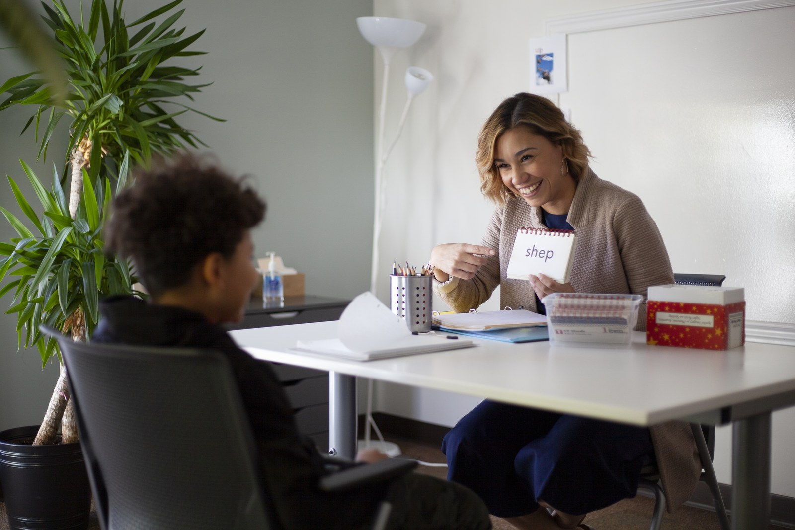 Novaread instructor working one-on-one with a student at a table